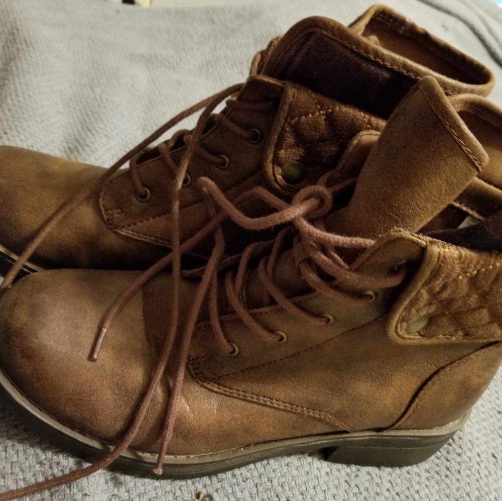 American Eagle Brand Lace Up Hiking Style Boot